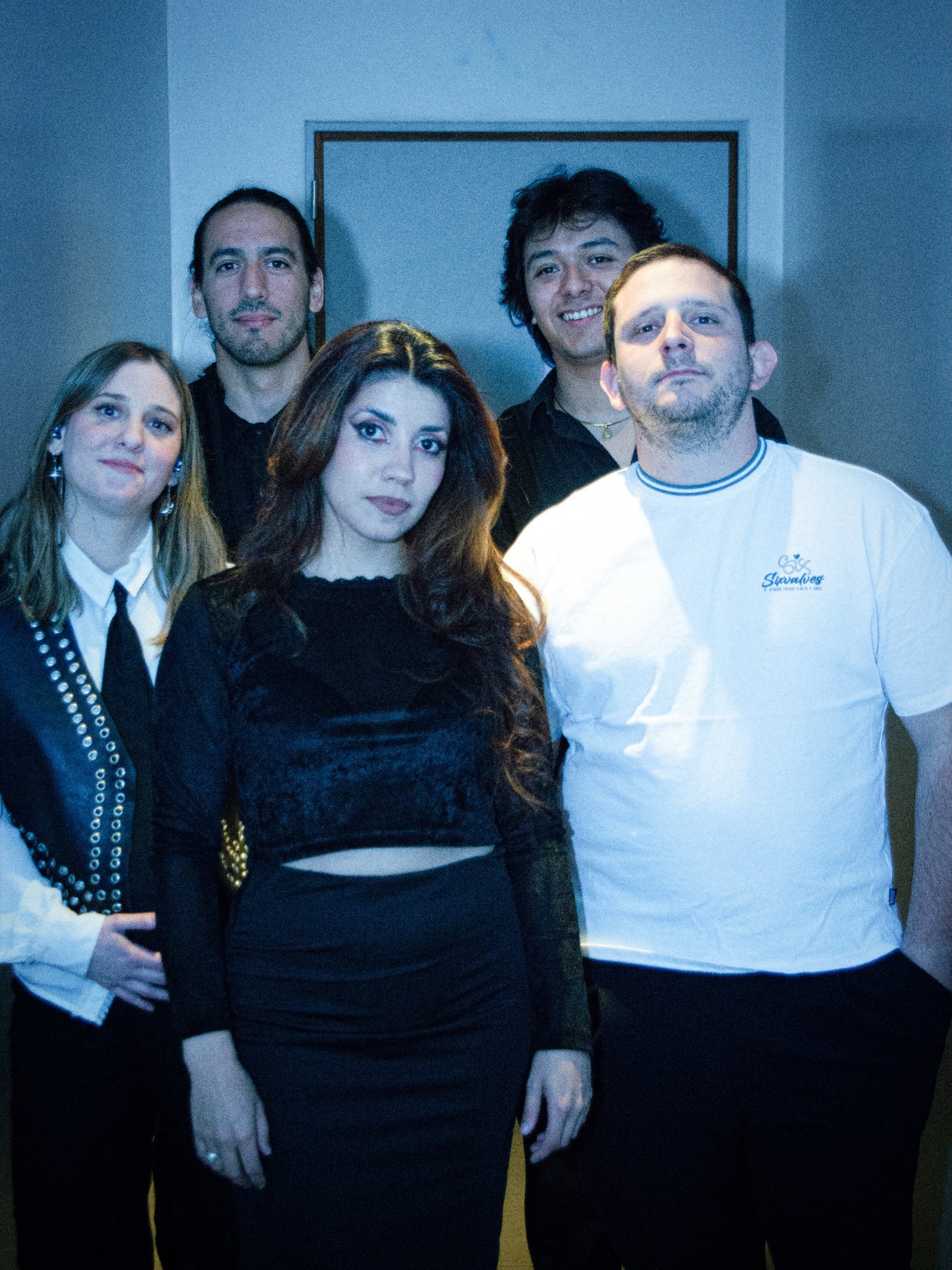 Soledad Arranz junto a los músicos de Escarlata Full Band