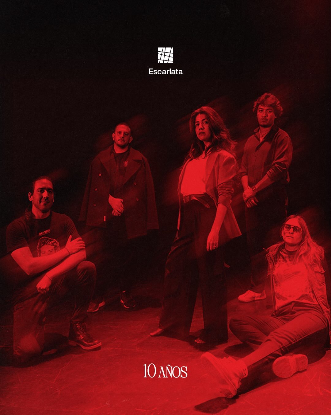 Escarlata y músicos en una fotografía de banda con iluminación roja